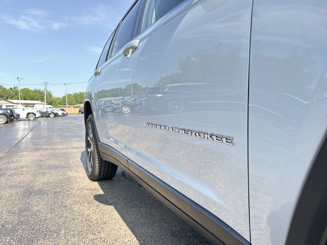 Used 2023 Jeep Grand Cherokee L Limited AWD/4WD image 17
