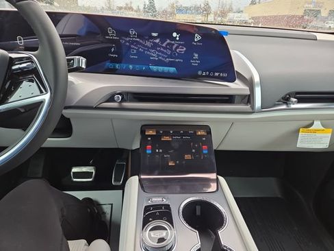 New 2026 Cadillac Vistiq Luxury image 23