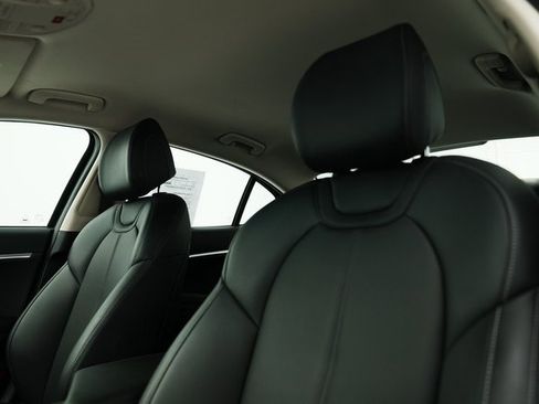 Used 2025 Genesis G70 2.5T image 22