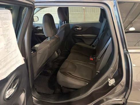 Used 2015 Jeep Cherokee Latitude w/ Cold Weather Group AWD/4WD image 10