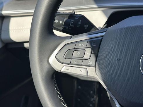 Certified 2025 Volkswagen Tiguan SE image 24