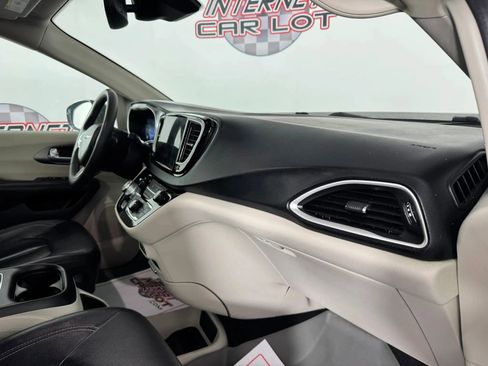 Used 2022 Chrysler Pacifica Touring-L FWD image 12