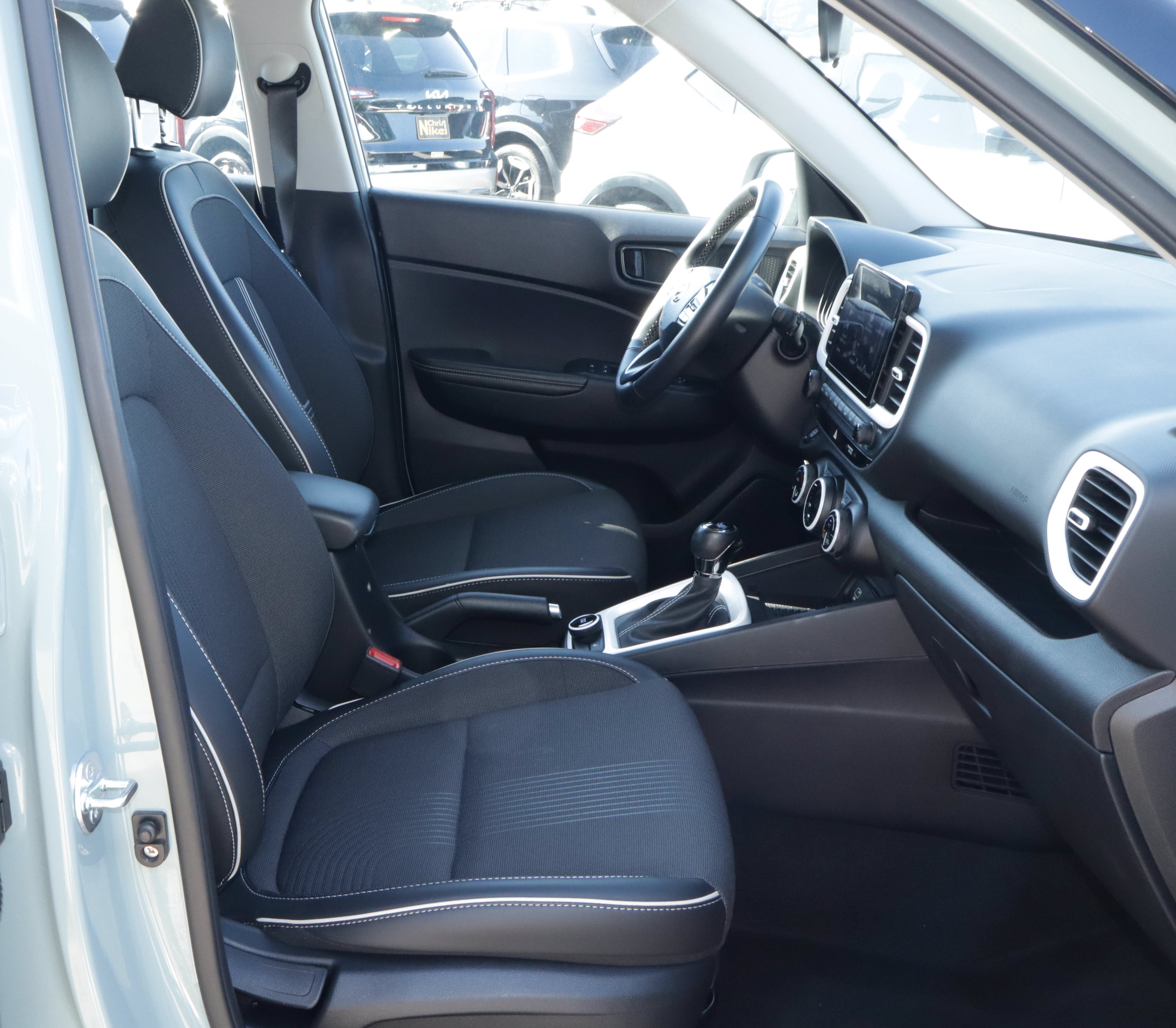 Used 2025 Hyundai Venue Limited FWD image 21