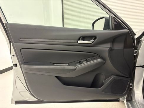 Used 2025 Nissan Altima 2.5 SV FWD image 21