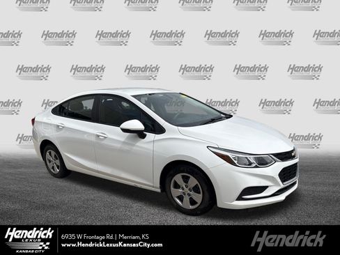 Used 2018 Chevrolet Cruze LS FWD image 1