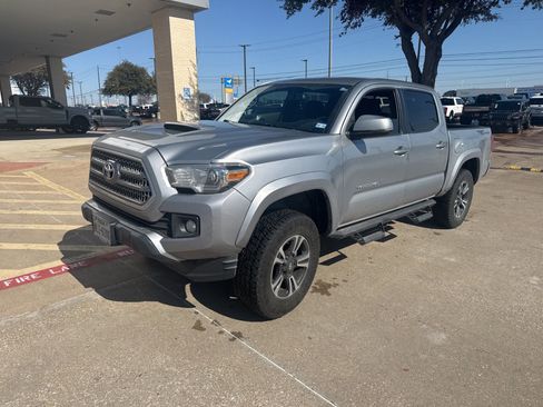 Used 2017 Toyota Tacoma TRD Sport image 4