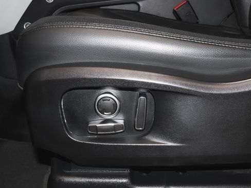 Used 2023 Land Rover Defender 130 X-Dynamic SE image 18