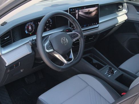 Certified 2025 Volkswagen Tiguan SE FWD image 9