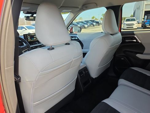 Used 2025 Mitsubishi Outlander SE FWD image 12