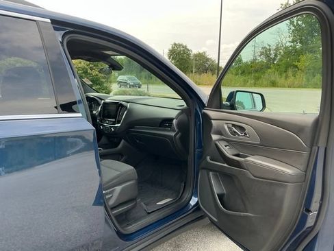 Used 2023 Chevrolet Traverse LT FWD image 17