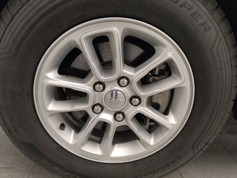 Used 2018 Jeep Grand Cherokee Laredo RWD image 31