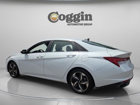 Used 2021 Hyundai Elantra SEL w/ Convenience + Premium Package image 3