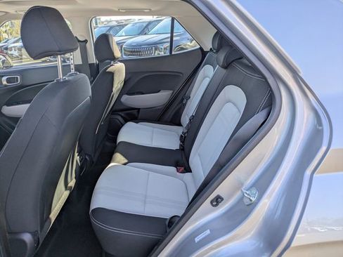 Used 2025 Hyundai Venue SEL FWD image 13