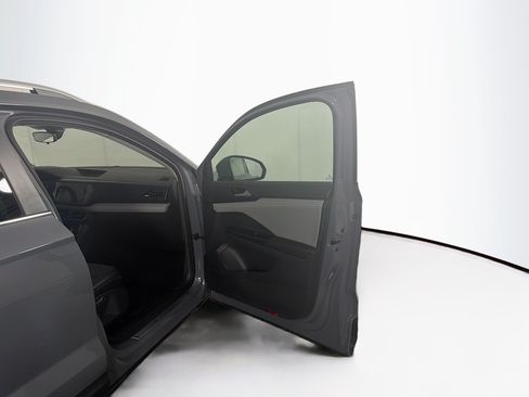 Used 2023 Volkswagen Taos SE w/ Panoramic Sunroof Package FWD image 32