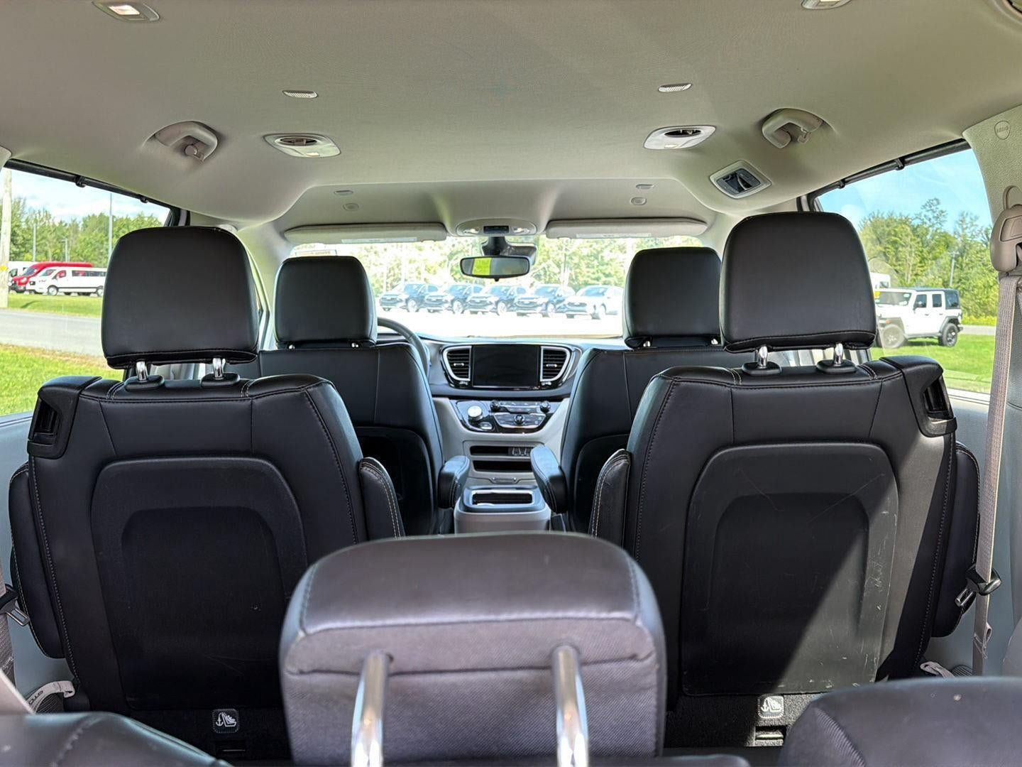 Used 2024 Chrysler Pacifica Touring-L FWD image 8