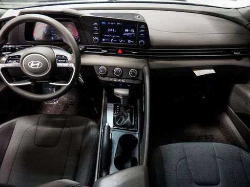 Used 2024 Hyundai Elantra SE FWD image 11