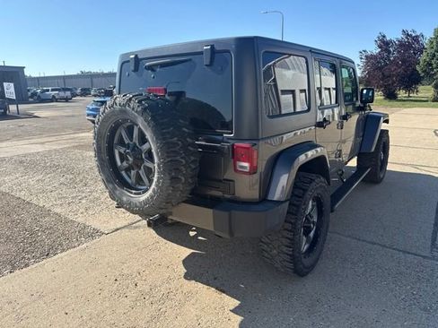 Used 2017 Jeep Wrangler Unlimited Sahara AWD/4WD image 10