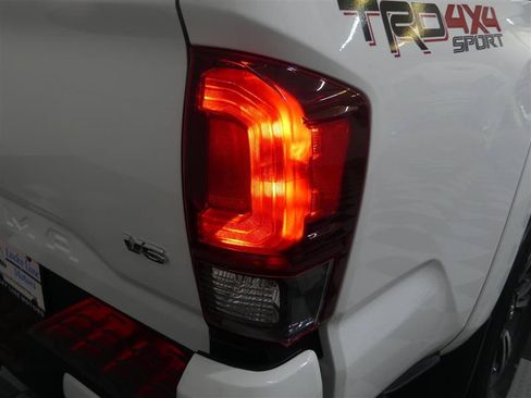 Used 2018 Toyota Tacoma TRD Sport AWD/4WD image 12