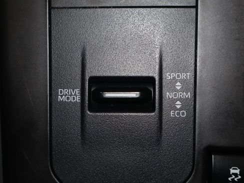 Used 2022 Toyota Highlander XLE FWD image 29