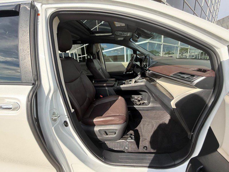 Used 2023 Toyota Sienna Platinum AWD/4WD image 10