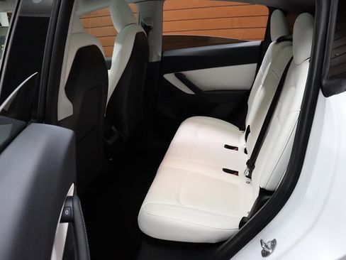 Used 2022 Tesla Model Y Long Range image 40