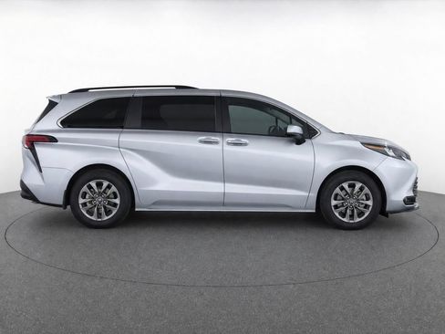 Used 2025 Toyota Sienna XLE w/ XLE Plus Package FWD image 11