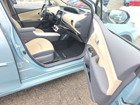 Used 2016 Toyota Prius Four w/ Advanced Technology Package image 8