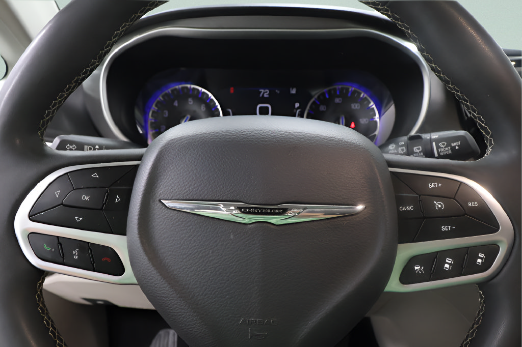 Used 2024 Chrysler Pacifica Touring-L FWD image 10