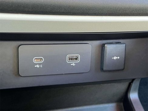 Used 2023 Land Rover Defender 110 S image 31