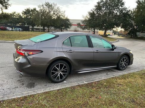Used 2021 Toyota Camry SE image 5