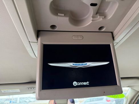 Used 2016 Chrysler Town & Country Touring image 22