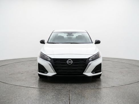 Used 2025 Nissan Altima 2.5 SV FWD image 2