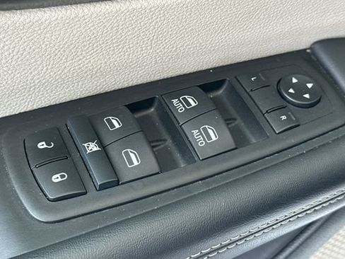 Used 2024 Chrysler Pacifica Touring-L FWD image 13