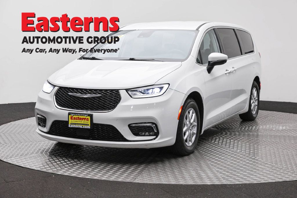 Used 2023 Chrysler Pacifica Touring-L FWD image 1