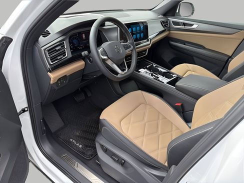 Used 2025 Volkswagen Atlas Cross Sport SE w/ Panoramic Sunroof Package image 11