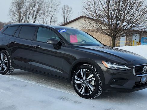 Used 2025 Volvo V60 B5 Cross Country Plus image 7