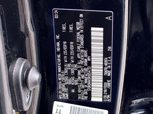 Used 2024 Toyota Highlander LE FWD image 37