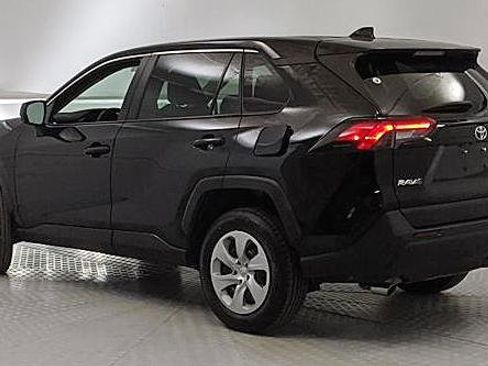 Used 2024 Toyota RAV4 LE image 4