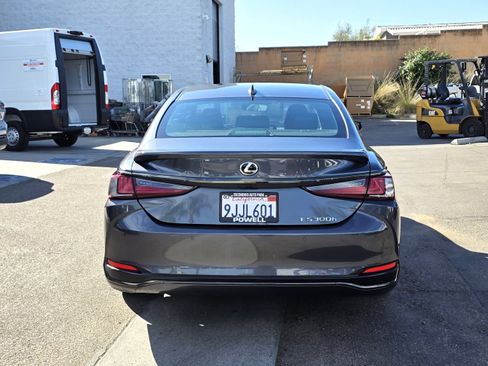 Used 2024 Lexus ES 300h F Sport image 4