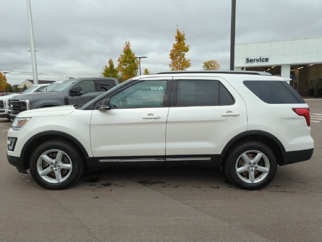 Used 2017 Ford Explorer XLT AWD/4WD image 2