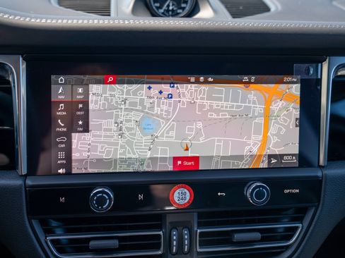 Certified 2026 Porsche Macan AWD/4WD image 17