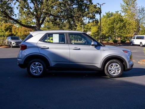 Used 2021 Hyundai Venue SE FWD image 6