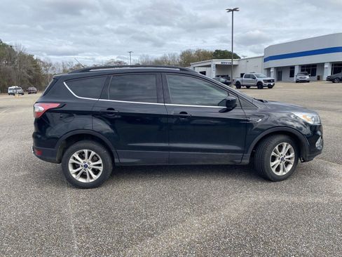 Used 2017 Ford Escape SE w/ Equipment Group 201A image 8