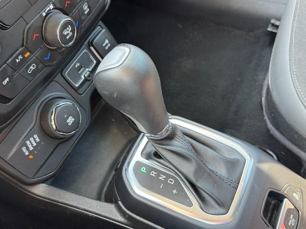 Used 2023 Jeep Renegade Latitude AWD/4WD image 19