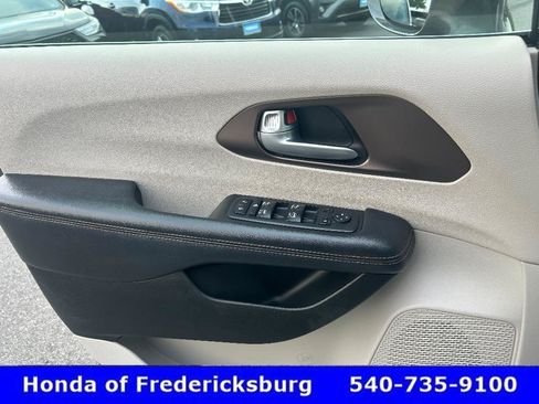 Used 2017 Chrysler Pacifica Touring-L Plus FWD image 24