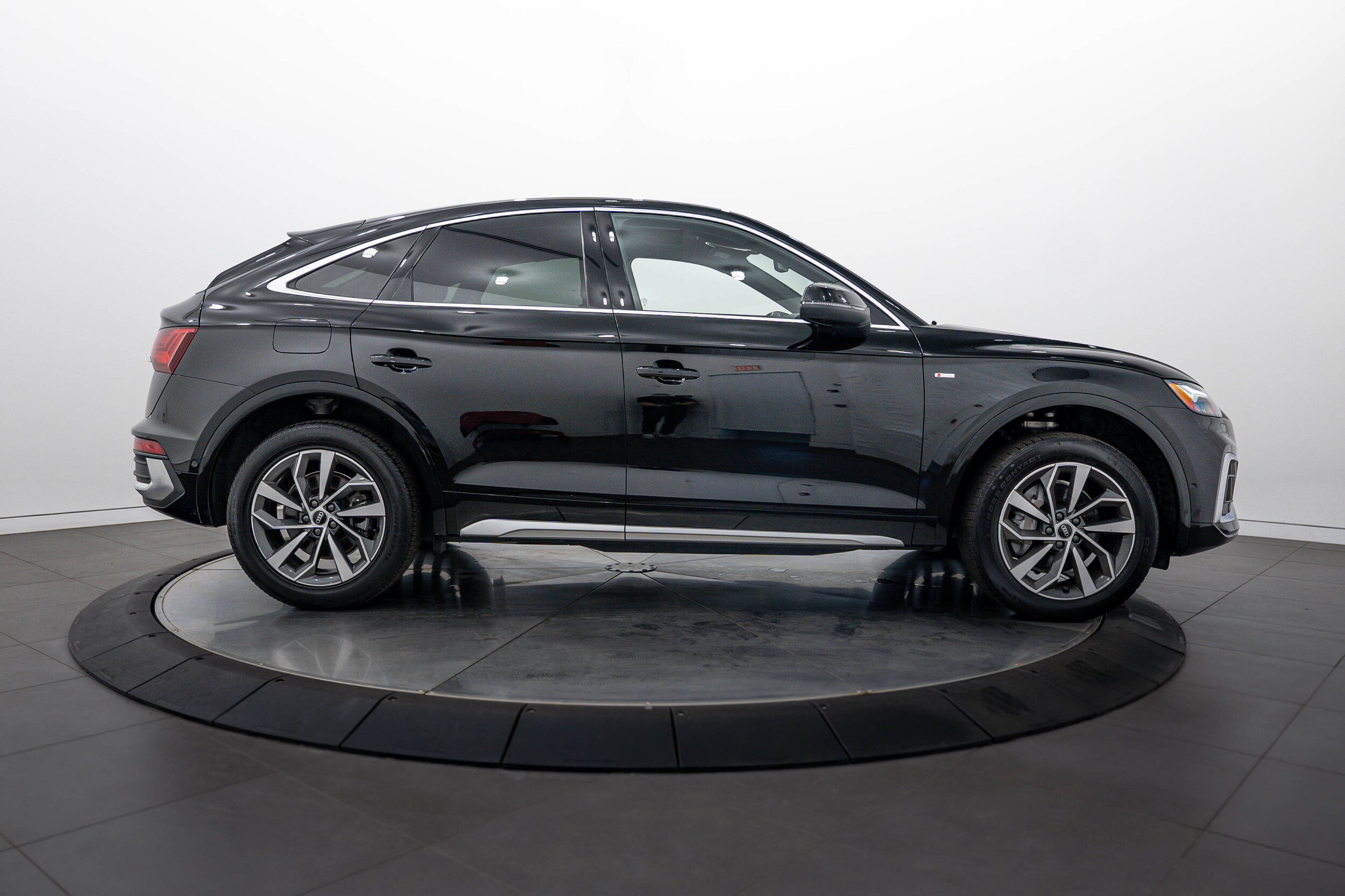 Certified 2023 Audi Q5 2.0T Prestige w/ Prestige Package AWD/4WD image 3