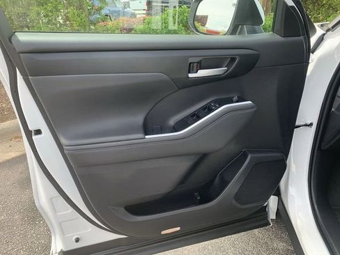 Certified 2026 Toyota Highlander XLE image 17