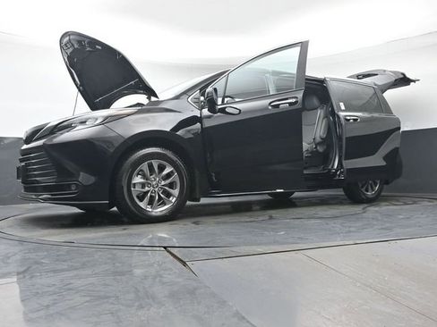 Used 2025 Toyota Sienna XLE image 51