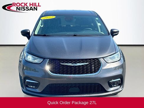 Used 2023 Chrysler Pacifica Touring-L FWD image 2