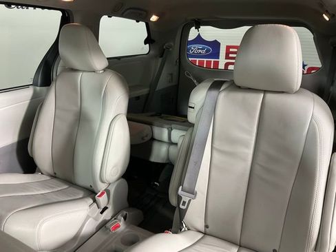 Used 2014 Toyota Sienna XLE image 16